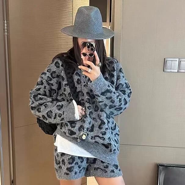 빛 럭셔리 바람 세련된 라운드 넥 레오파드 무늬 루즈핏 당겨서 플러시 긴팔 스웨터 경기 양모 하이웨이스트 반바지 투피스 세트 세트 트렌디