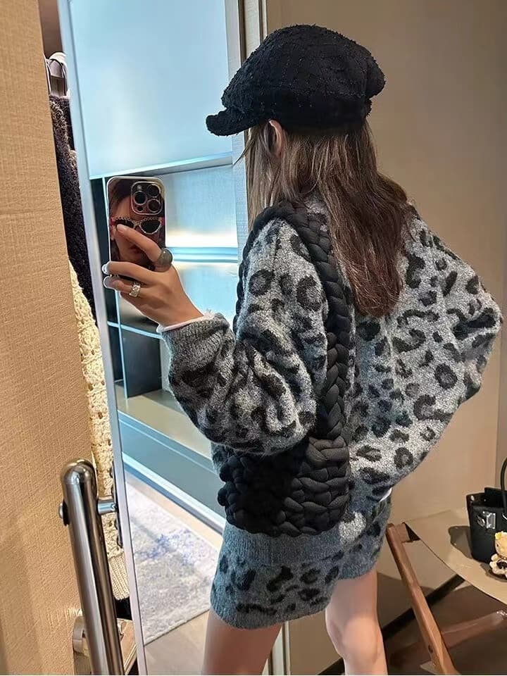빛 럭셔리 바람 세련된 라운드 넥 레오파드 무늬 루즈핏 당겨서 플러시 긴팔 스웨터 경기 양모 하이웨이스트 반바지 투피스 세트 세트 트렌디 이미지 4