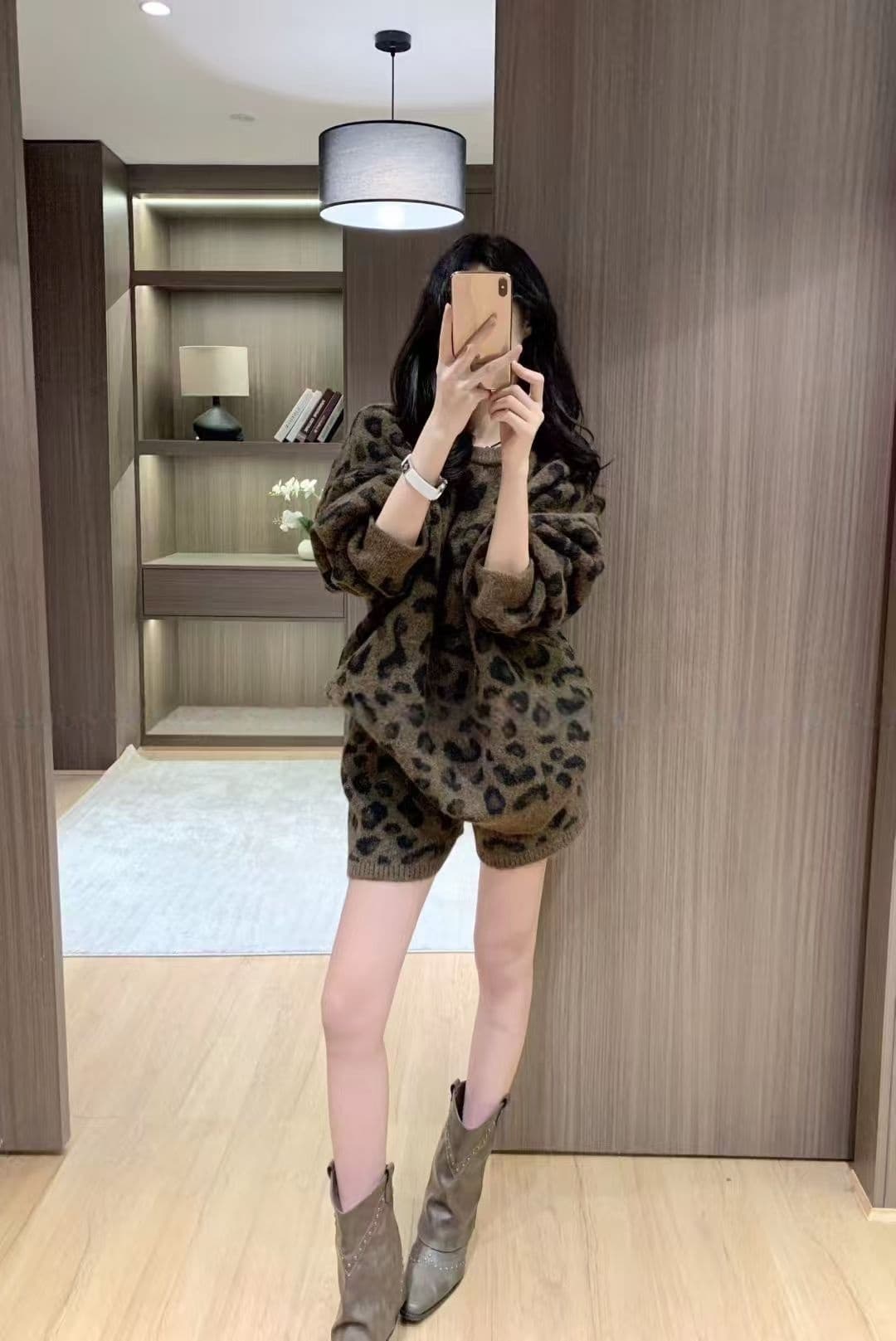 빛 럭셔리 바람 세련된 라운드 넥 레오파드 무늬 루즈핏 당겨서 플러시 긴팔 스웨터 경기 양모 하이웨이스트 반바지 투피스 세트 세트 트렌디 상세 이미지 3