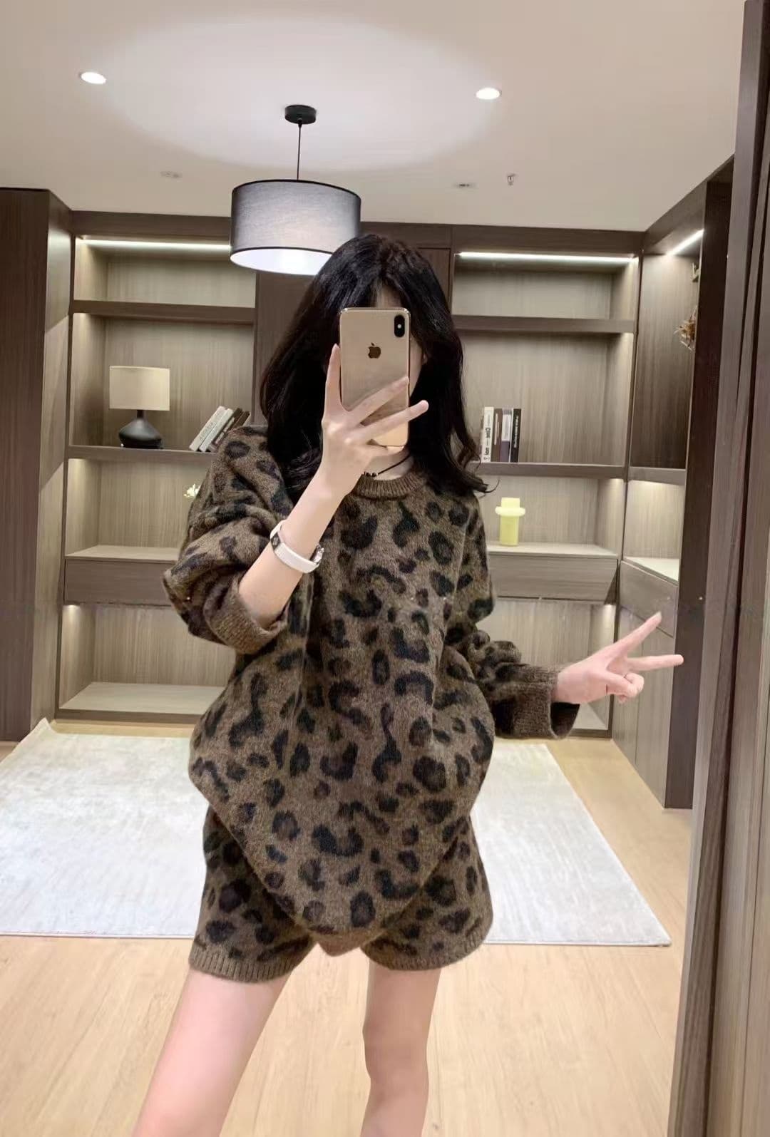 빛 럭셔리 바람 세련된 라운드 넥 레오파드 무늬 루즈핏 당겨서 플러시 긴팔 스웨터 경기 양모 하이웨이스트 반바지 투피스 세트 세트 트렌디 상세 이미지 4
