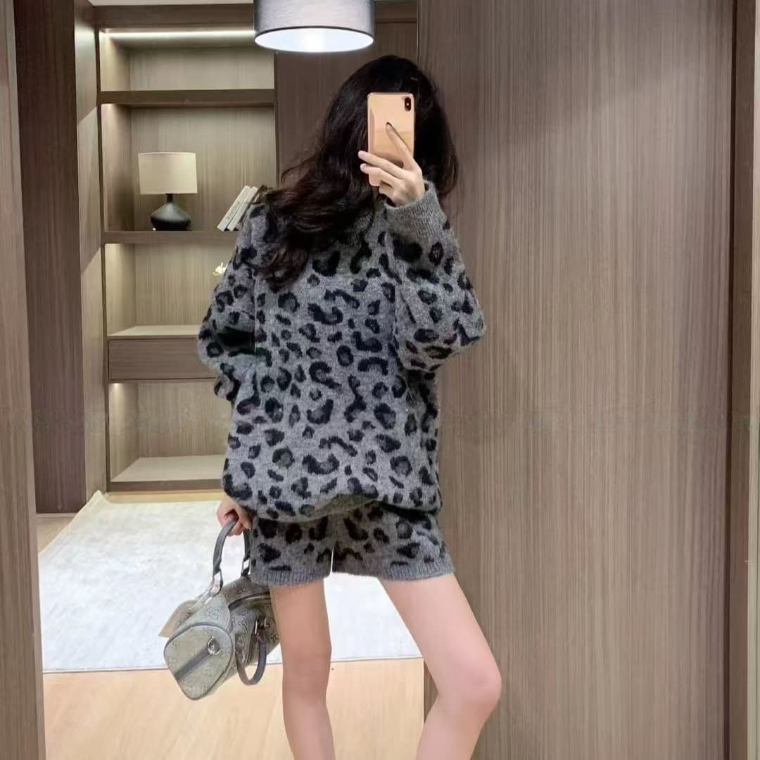 빛 럭셔리 바람 세련된 라운드 넥 레오파드 무늬 루즈핏 당겨서 플러시 긴팔 스웨터 경기 양모 하이웨이스트 반바지 투피스 세트 세트 트렌디 상세 이미지 6