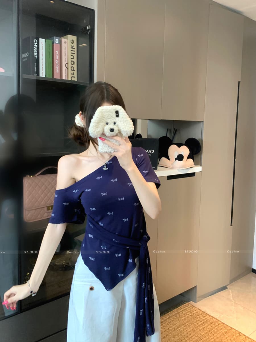 실사 봄 여름 레이스업 허리 수축 슬림해 보이는 비스듬한 어깨 칼라 티셔츠 강아지 프린트 연령 감소 맨위 이미지 4