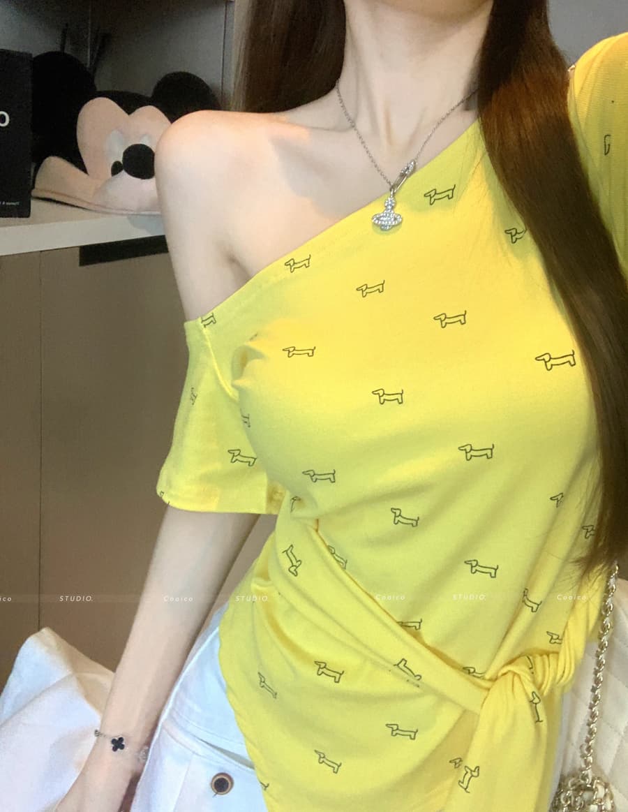 실사 봄 여름 레이스업 허리 수축 슬림해 보이는 비스듬한 어깨 칼라 티셔츠 강아지 프린트 연령 감소 맨위 상세 이미지 4