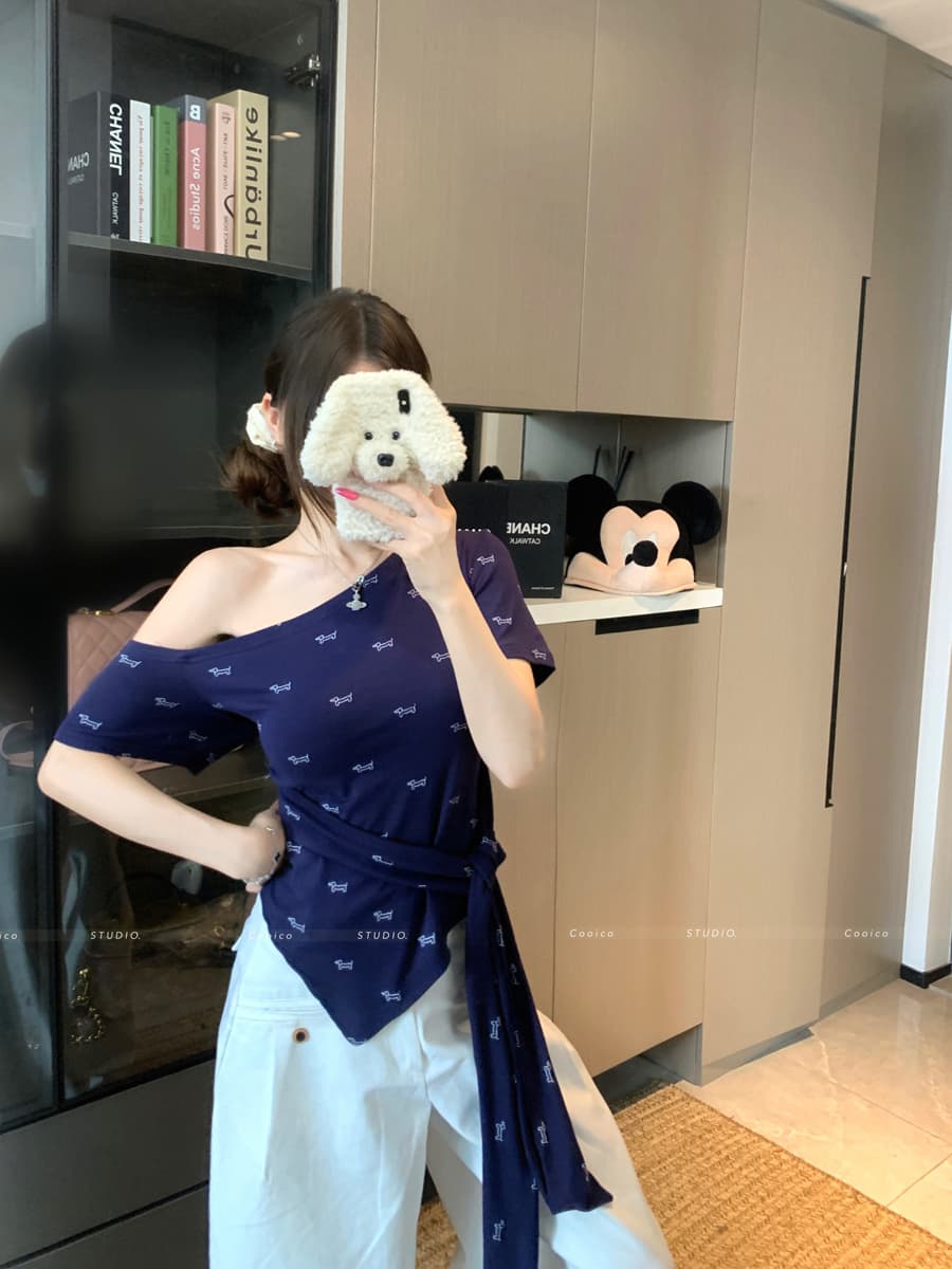 실사 봄 여름 레이스업 허리 수축 슬림해 보이는 비스듬한 어깨 칼라 티셔츠 강아지 프린트 연령 감소 맨위 상세 이미지 10
