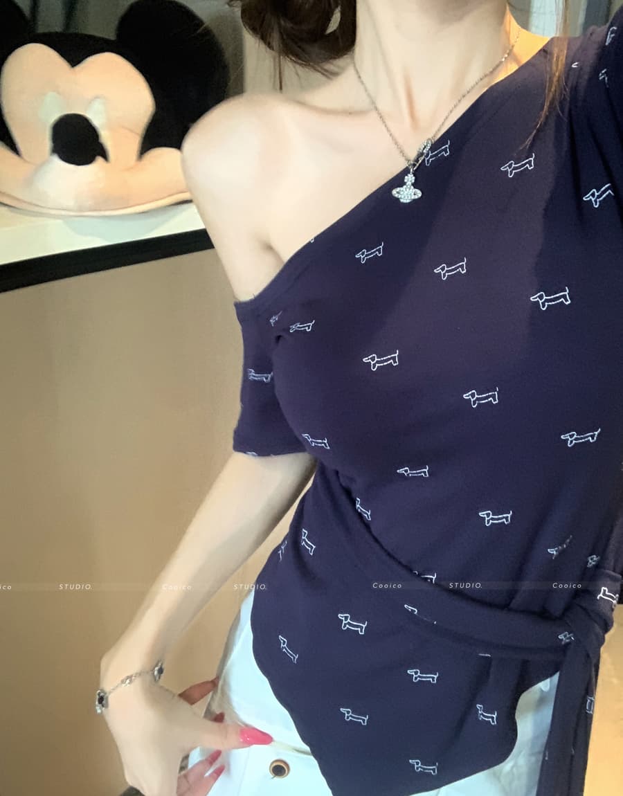 실사 봄 여름 레이스업 허리 수축 슬림해 보이는 비스듬한 어깨 칼라 티셔츠 강아지 프린트 연령 감소 맨위 상세 이미지 11