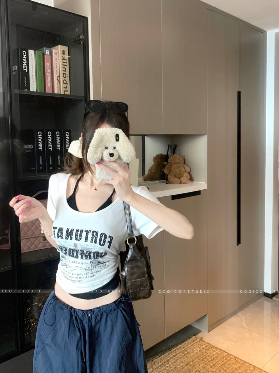 실사 핫걸 행침 목 페이크 레이어드 반팔 티셔츠 여성 여름 새로운 작은 대중 디자인 센스 짧은 맨위