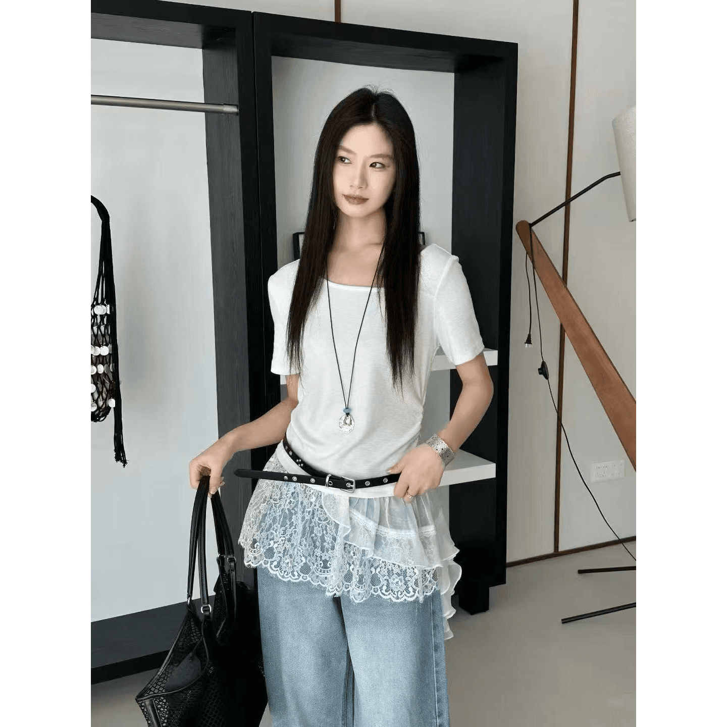 한 맛 품격 비스듬한 어깨 반팔 티셔츠 여성 불규칙 레이스 조각 디자인 오프숄더 맨위 2026 여름 새로운 이미지 5