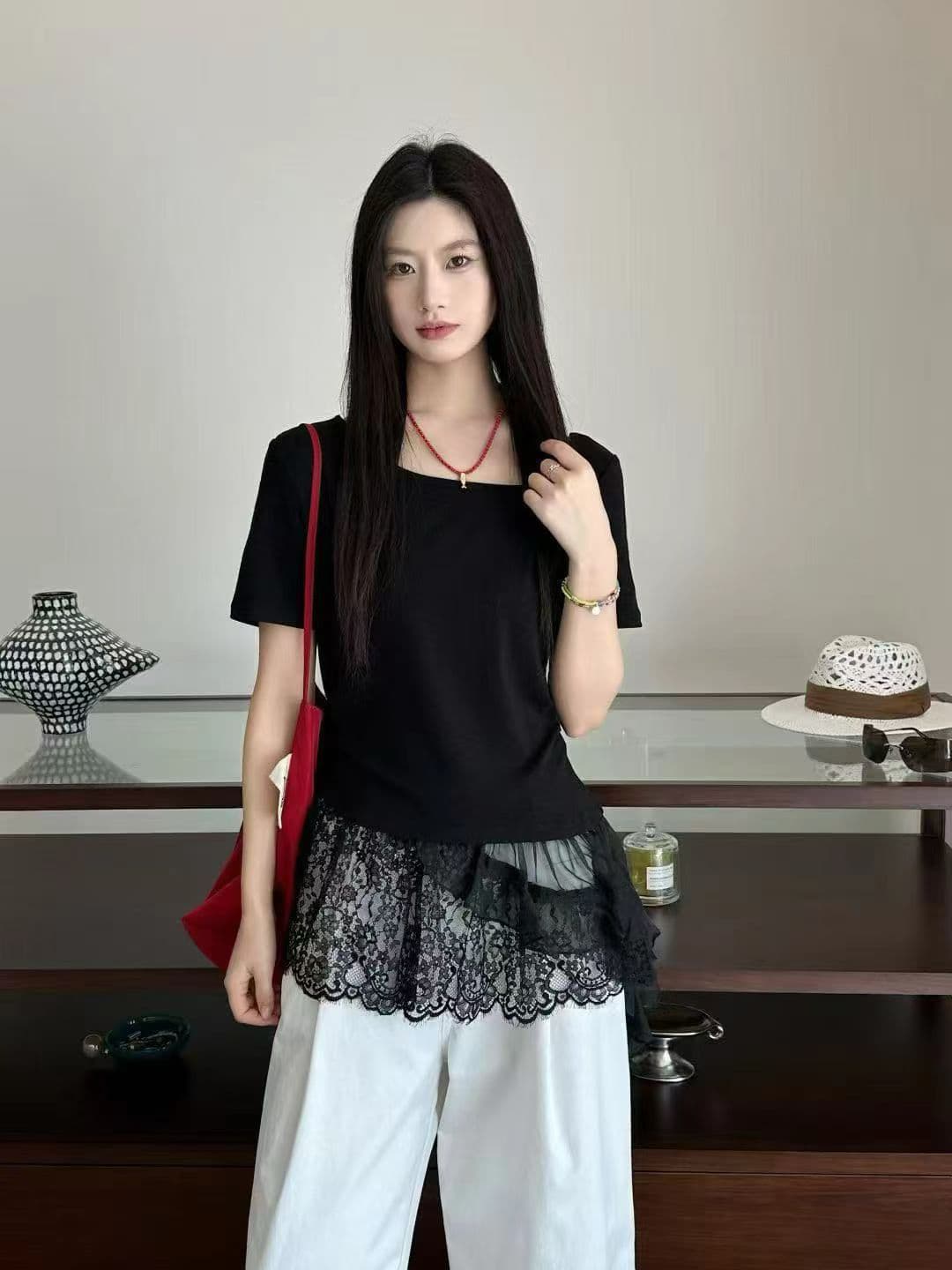 한 맛 품격 비스듬한 어깨 반팔 티셔츠 여성 불규칙 레이스 조각 디자인 오프숄더 맨위 2026 여름 새로운 상세 이미지 1