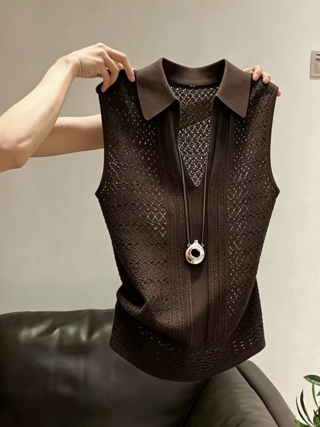 커피 색상 POLO 칼라 민소매 니트 조끼 여성 여름 유럽 상품 레트로 프랑스식 몸매 가꾸기 슬림해 보이는 홀로우 아웃 다용도 맨위 상세 이미지 5