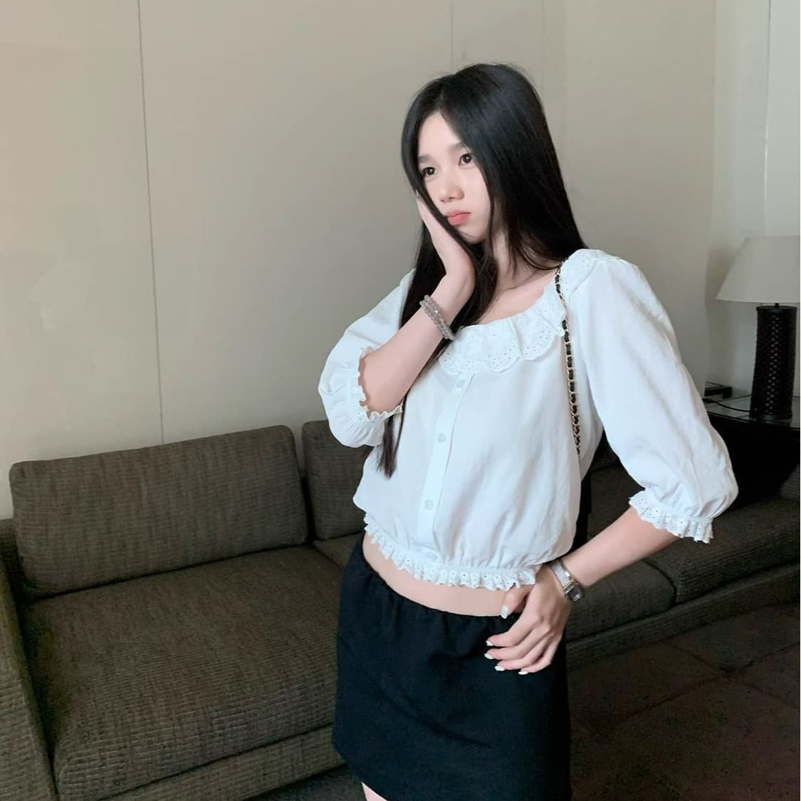 라운드 넥 거품 소매 여성 셔츠 여름 새로운 출퇴근 자수 단색 루즈핏 반팔 맨위 이미지 5