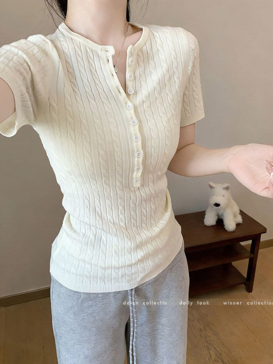 자이언트 잘 생긴 miu 부서 보여주기 지혜 핑크색 꽈배기 니트 반팔 여성 봄 여름 2026 새로운 몸매 가꾸기 반 개방 칼라 맨위 이미지 3