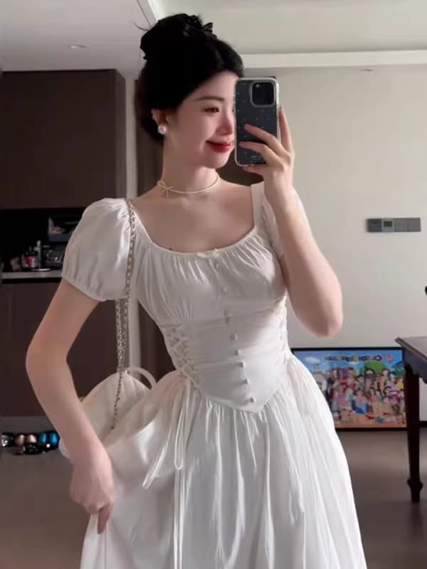 2026 여름 새로운 여성 의류 슬림해 보이는 화이트 드레스 프랑스식 레트로 디자인 센스 스트랩 허리 수축 롱 스커트 이미지 3