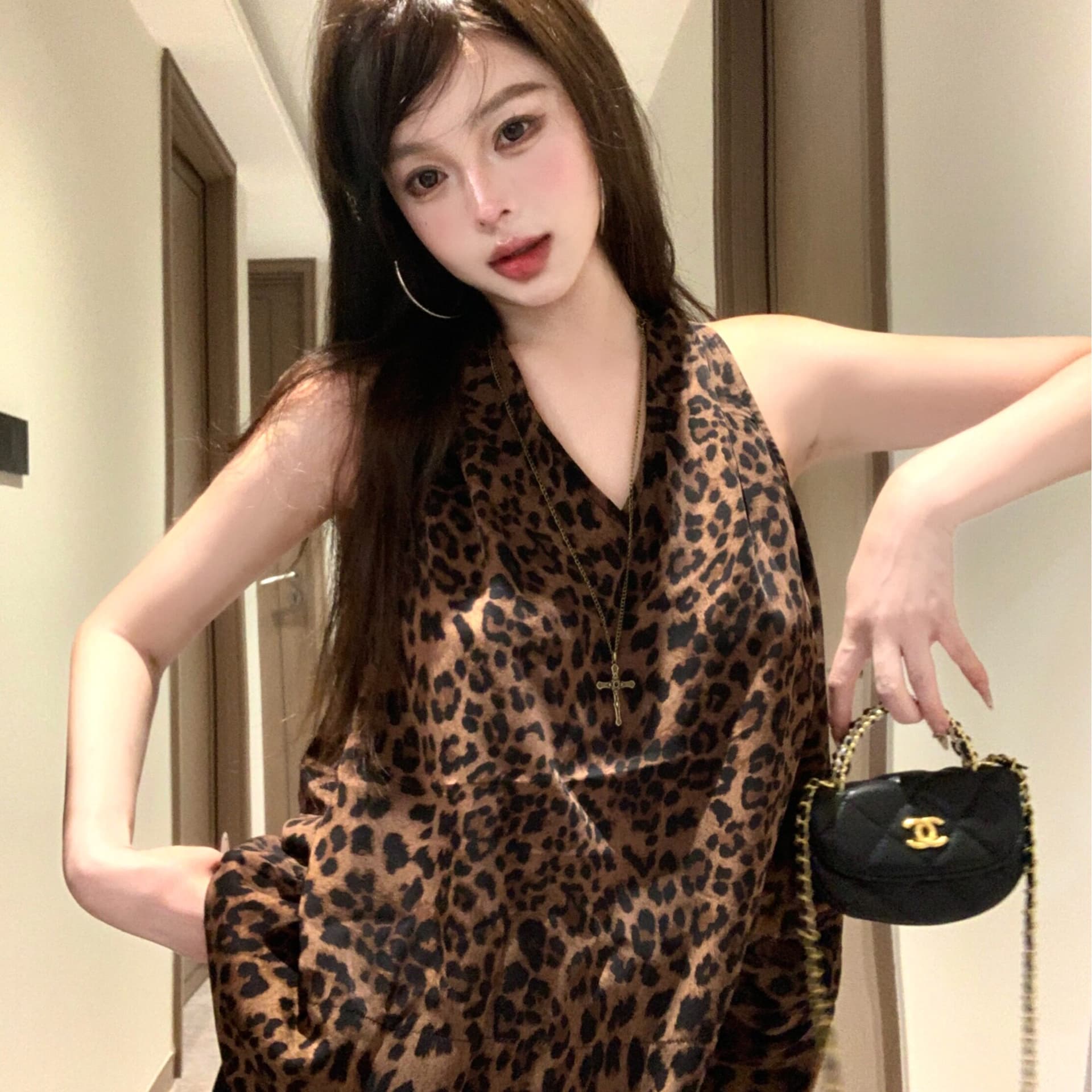 경관 그림 정가 평직 공단 레트로 레오파드 무늬 행침 목 조끼 여성 새로운 핫걸 바람 품격 V넥 슬립 맨위 이미지 3