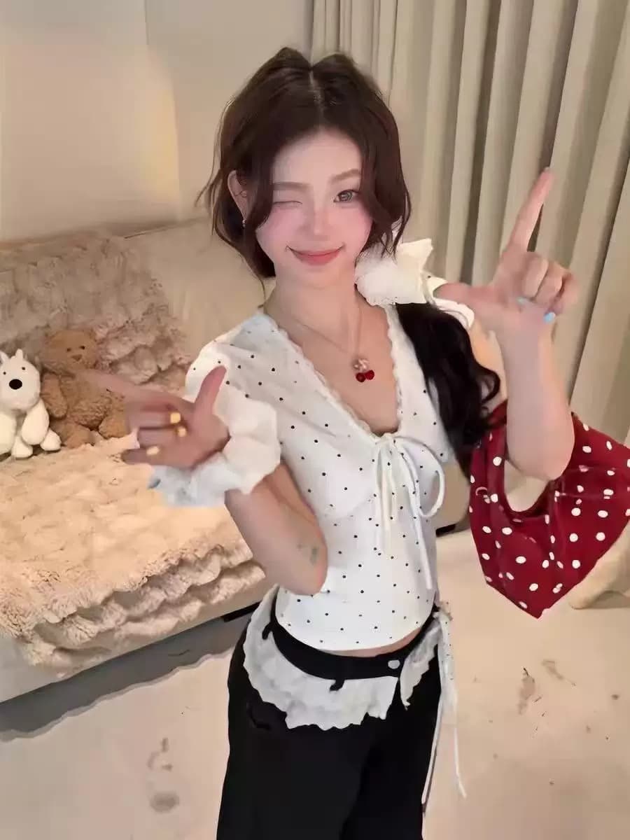 2026 새로운 달콤한 매운맛 바람 도트 무늬 V넥 레이스업 몸매 가꾸기 반팔 티셔츠 여름 레이스 레이스 miu 첨부 된 의류 여성 상세 이미지 5