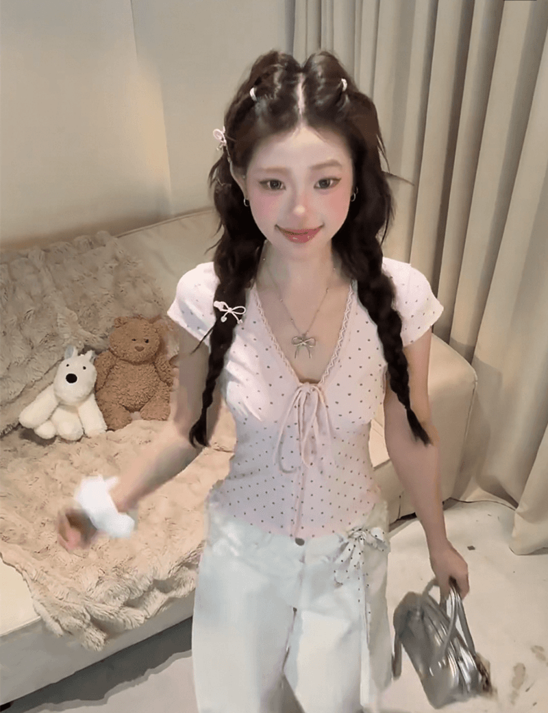 2026 새로운 달콤한 매운맛 바람 도트 무늬 V넥 레이스업 몸매 가꾸기 반팔 티셔츠 여름 레이스 레이스 miu 첨부 된 의류 여성 상세 이미지 6