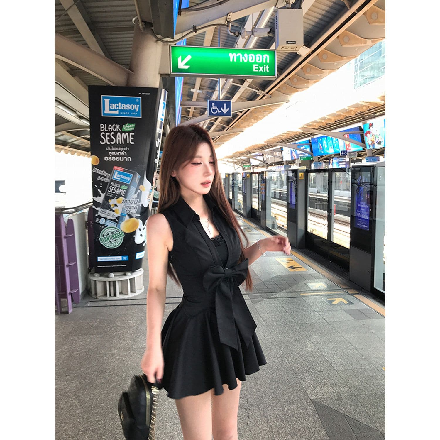로얄 자매 그는 벤 바람 검정색 polo 셔츠 민소매 드레스 품격 슈퍼 잘 생긴 허리 수축 한 마디 퍼프 짧은 치마 이미지 2