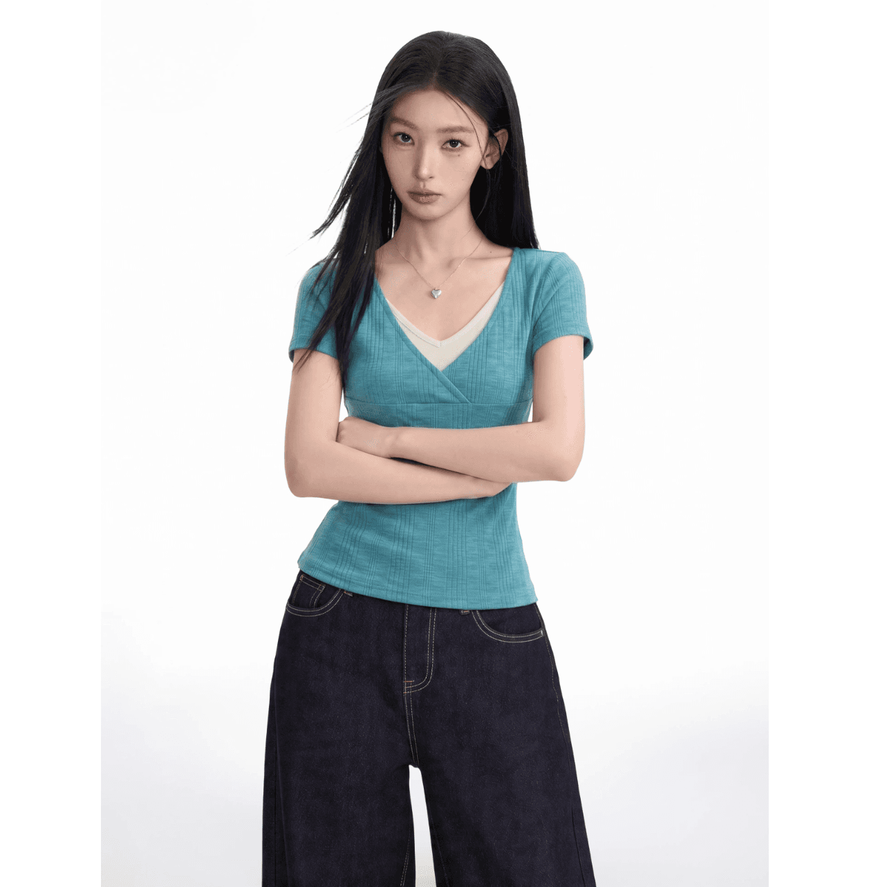 파란색 페이크 레이어드 V넥 긍정적 인 어깨 반팔 티셔츠 여성 여름 여름 2026 새로운 쇼트 스타일 몸매 가꾸기 타이트 반소매 맨위 이미지 2