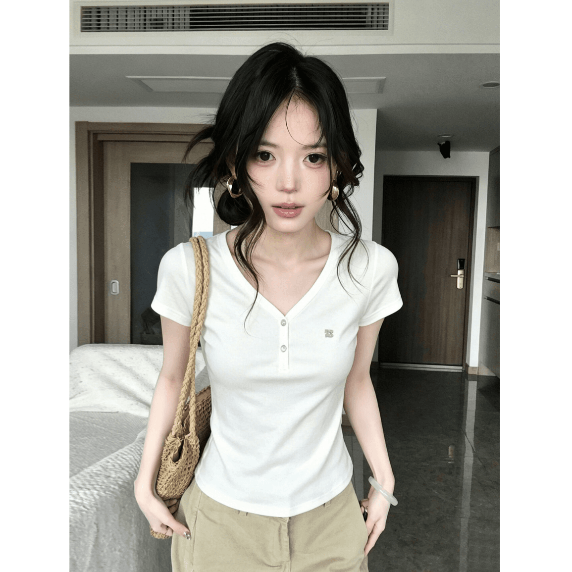 아메리칸 화이트 V넥 티셔츠 여성 여름 익스트림 제인 다용도 긍정적 인 어깨 반팔 몸매 가꾸기 슬림해 보이는 맨위 이미지 4