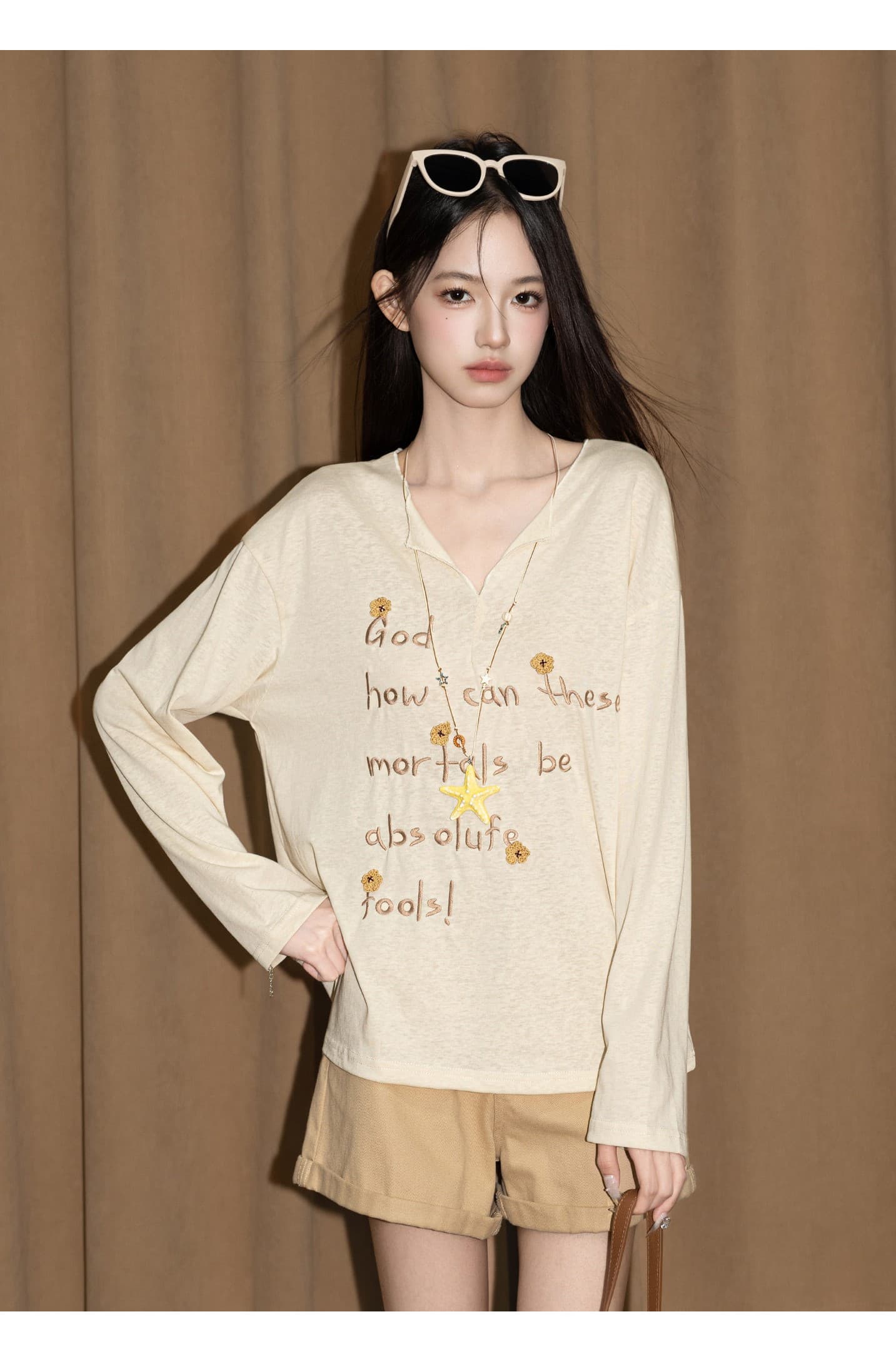 한 부서 얇고 가벼운 자외선 차단 블라우스 여성 2026 여름 새로운 알파벳 프린트 루즈핏 V넥 다용도 긴팔 티셔츠 맨위 상세 이미지 3
