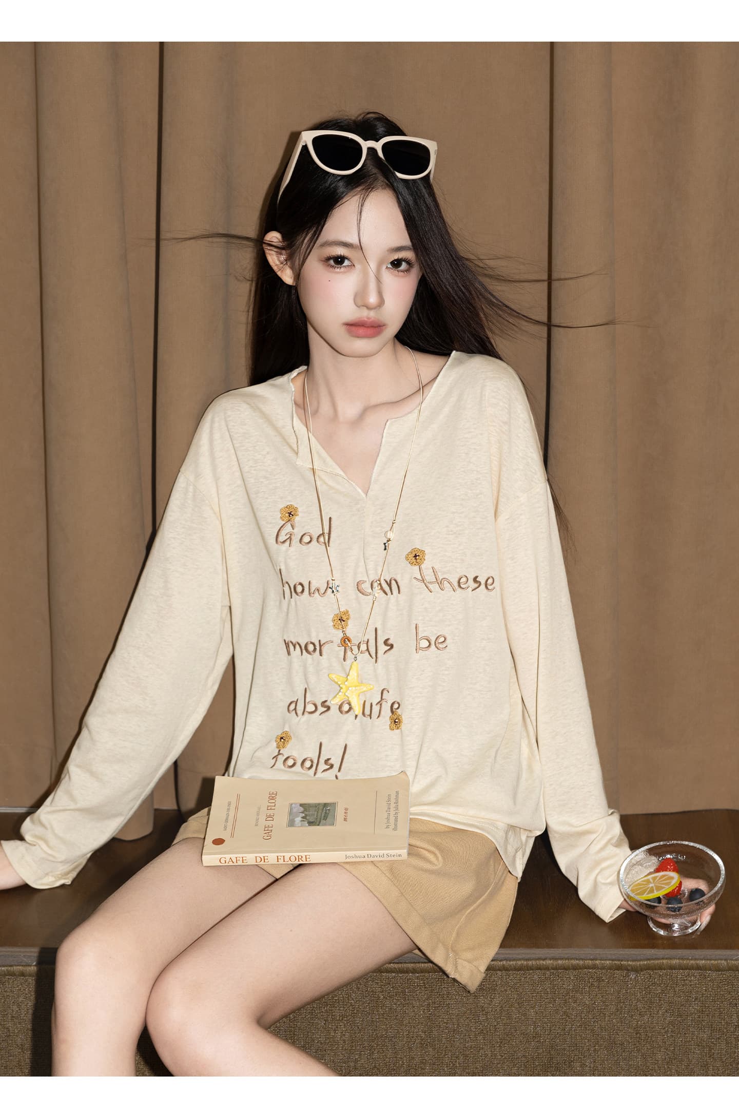 한 부서 얇고 가벼운 자외선 차단 블라우스 여성 2026 여름 새로운 알파벳 프린트 루즈핏 V넥 다용도 긴팔 티셔츠 맨위 상세 이미지 5