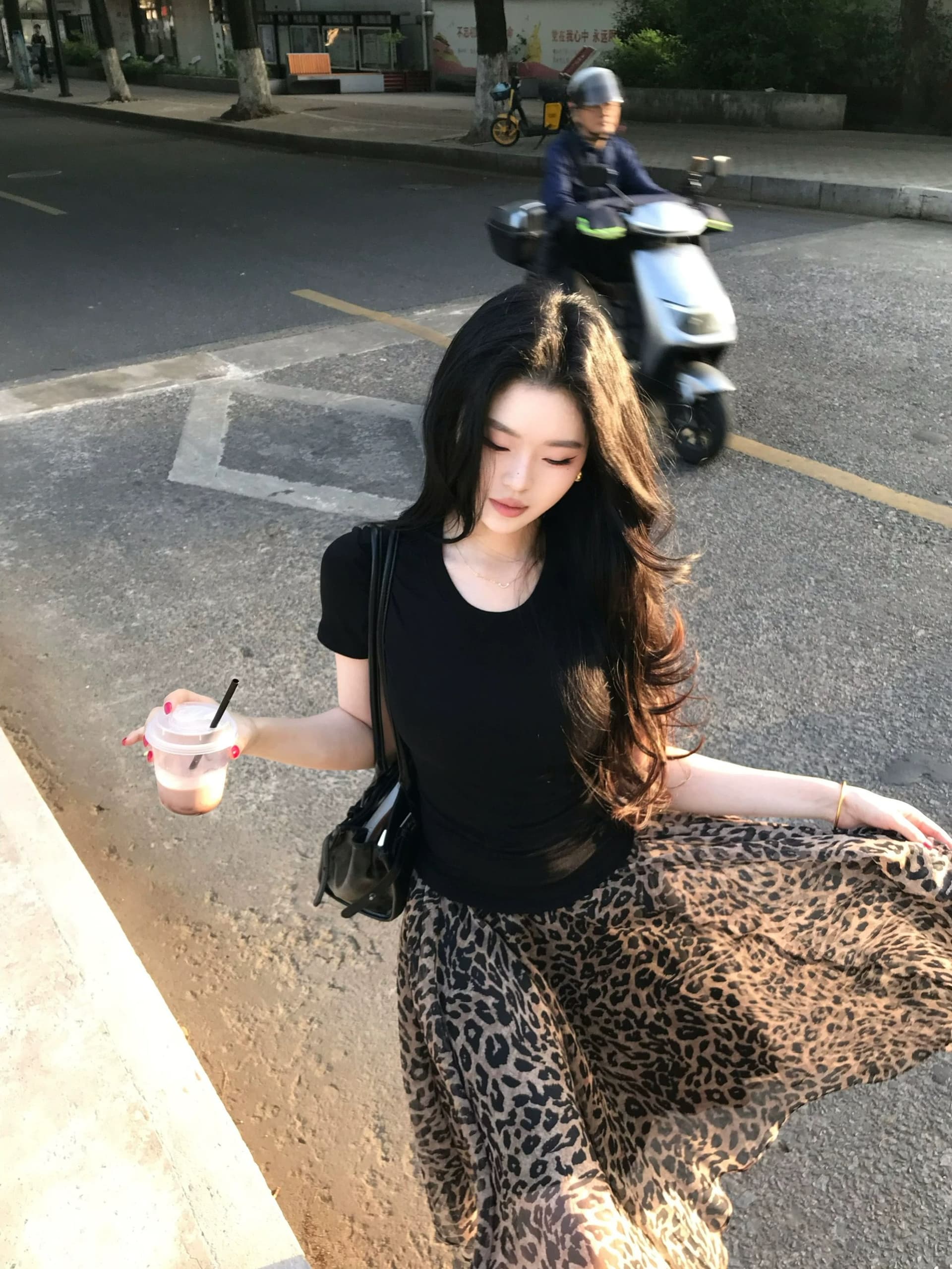 여름 켜기 새로운 2026 새로운 불규칙 레오파드 무늬 치마 한 마디 반신 스커트 우아한 Tulle 비스듬한 자르다 레트로 슬림해 보이는 치마 이미지 4
