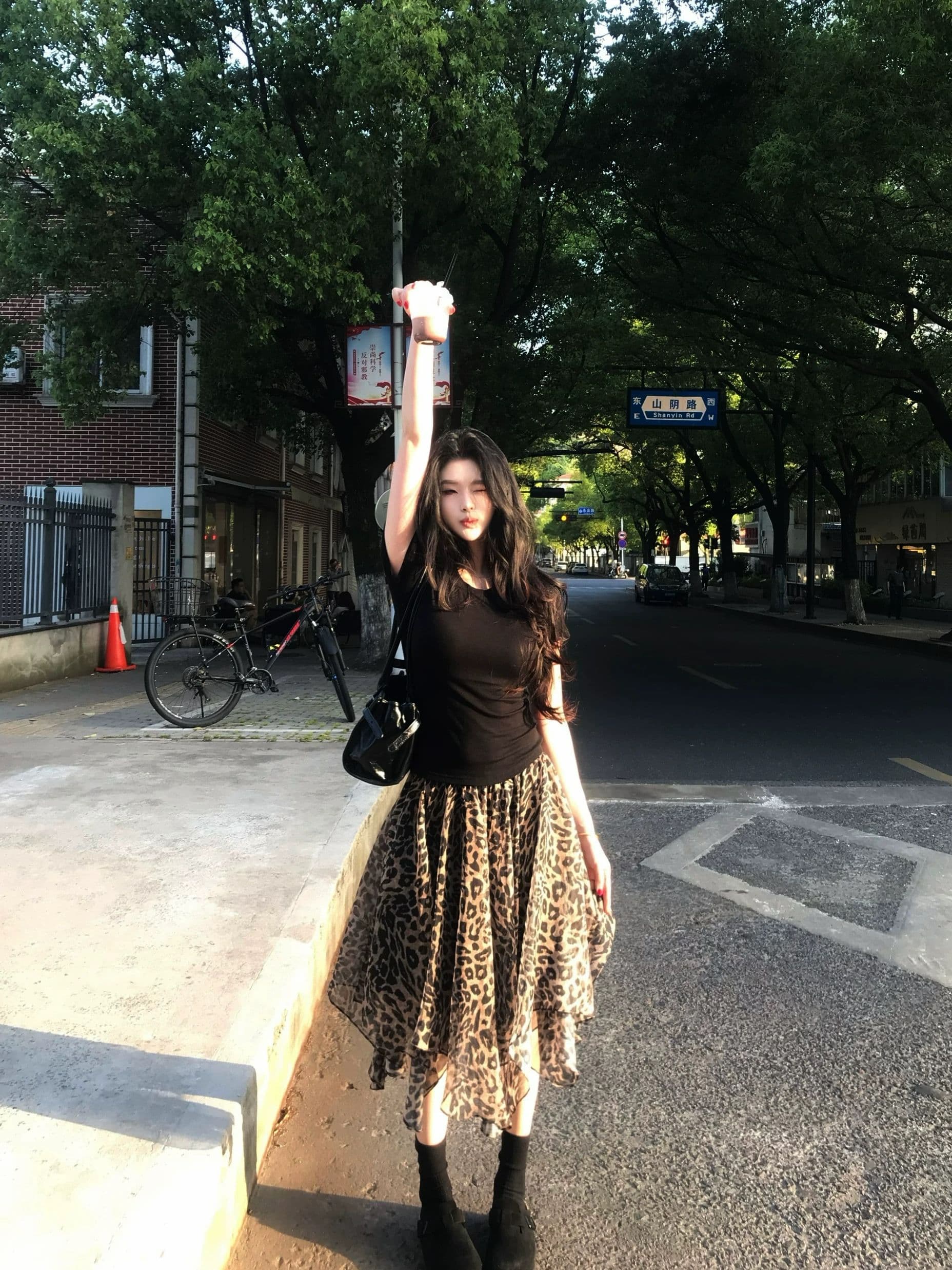 여름 켜기 새로운 2026 새로운 불규칙 레오파드 무늬 치마 한 마디 반신 스커트 우아한 Tulle 비스듬한 자르다 레트로 슬림해 보이는 치마 상세 이미지 2