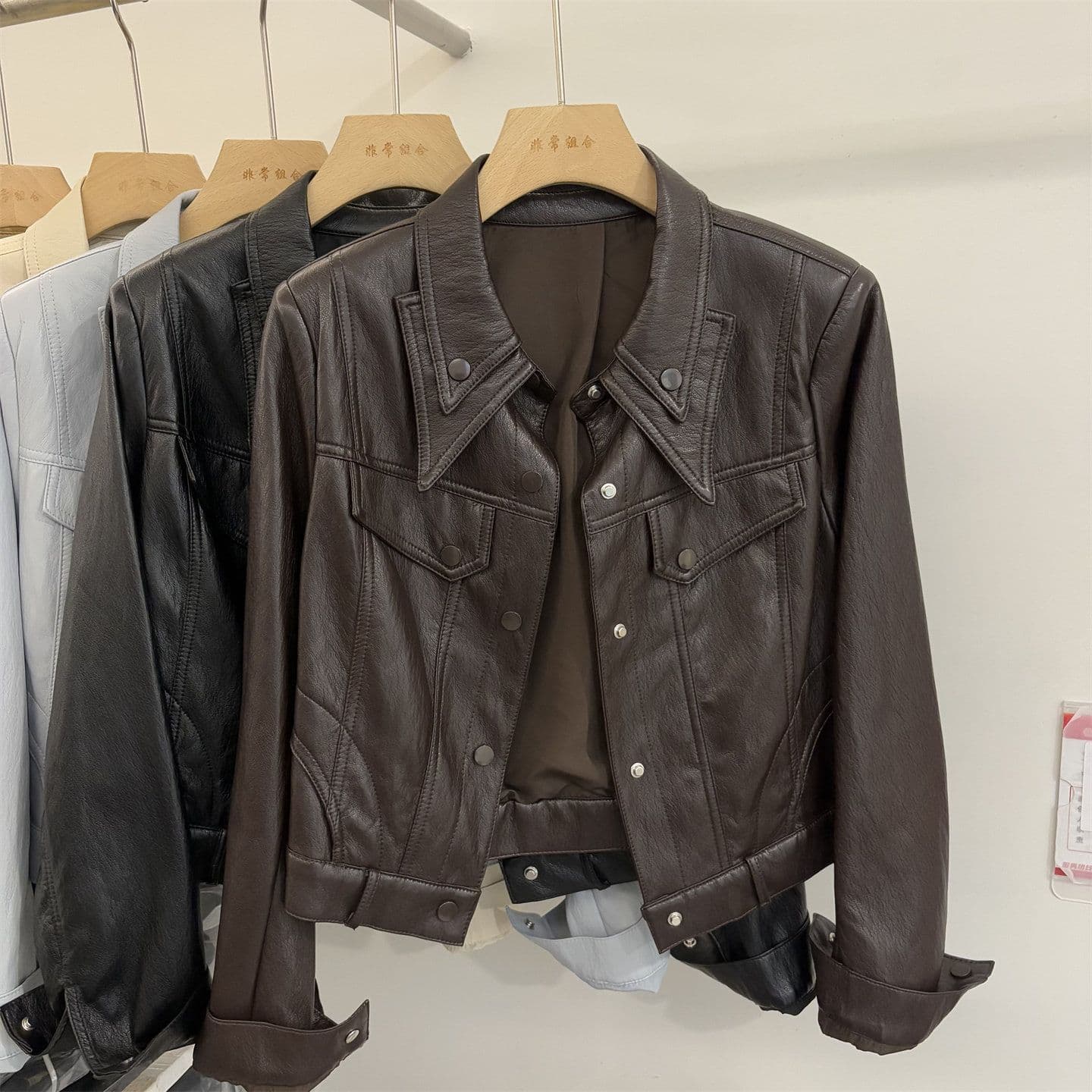 레트로 항구 바람 쇼트 스타일 가죽 재킷 여성 2026 가을 새로운 패션 폴로 칼라 슬림해 보이는 작은 키 가죽 자켓 재킷 트렌디 상세 이미지 8