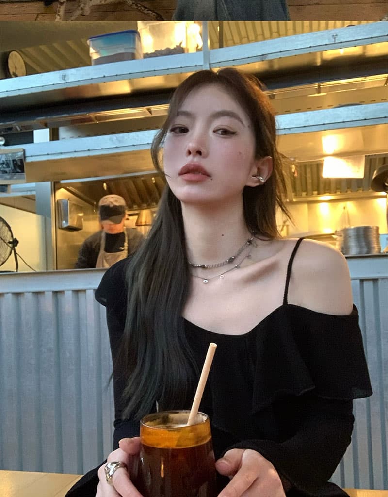 충동 섹션 이른 가을 검정색 오프숄더 긴팔 티셔츠 여성 작은 대중 디자인 센스 오프숄더 슬립 맨위 상세 이미지 3