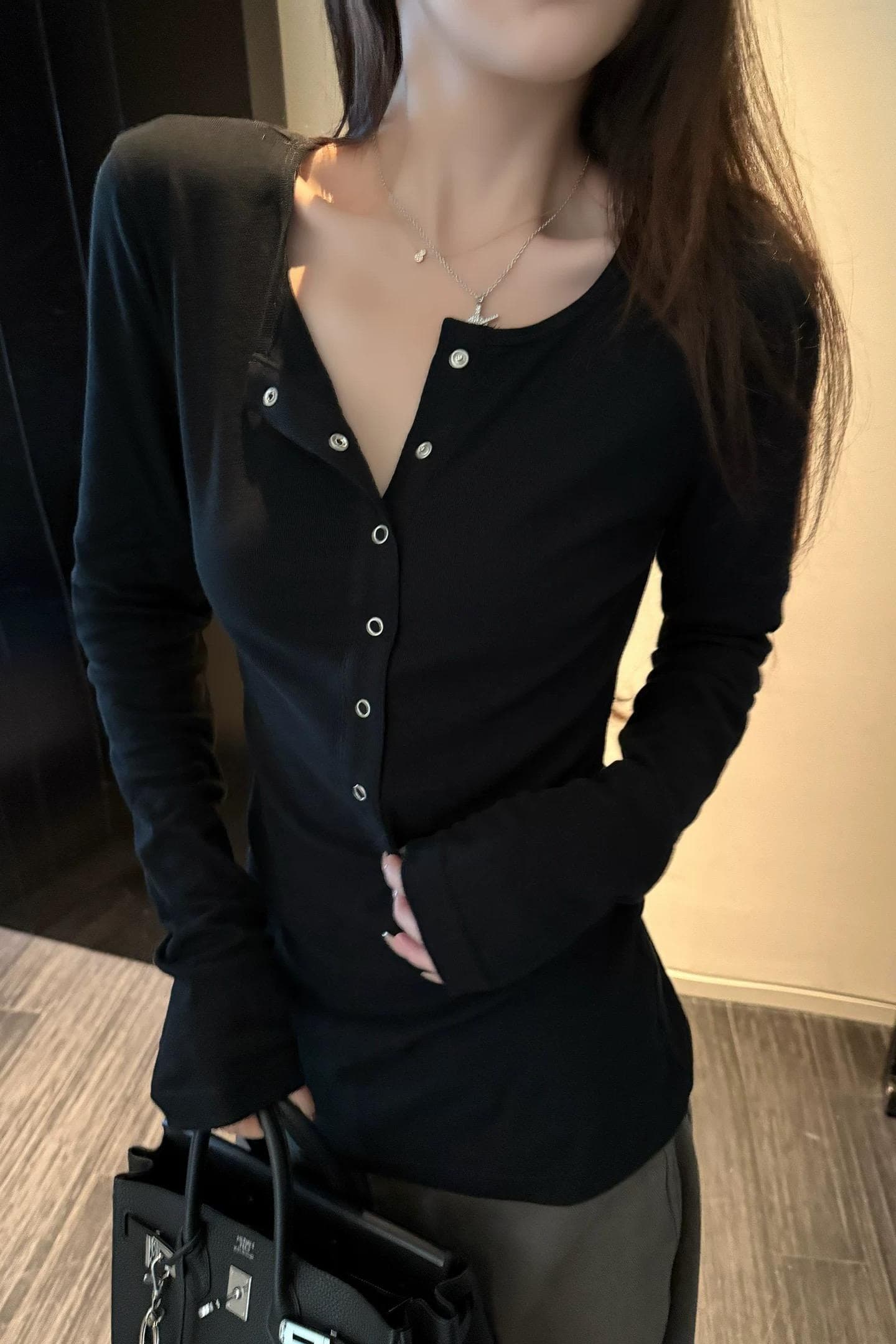 아메리칸 디자인 센스 단추 반 개방 칼라 긴팔 티셔츠 여성 가을 새로운 긍정적 인 어깨 핫걸 인사이드 잡아라. 의류 상세 이미지 7