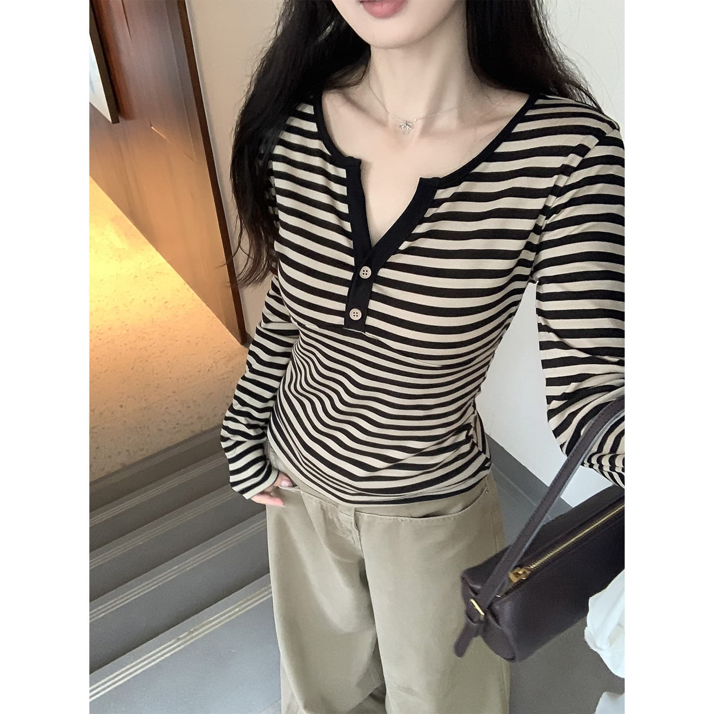 레트로 블랙 커피 스트라이프 배색 작은 V넥 긴팔 티셔츠 여성 가을 새로운 디자인 센스 캐주얼 긍정적 인 어깨 의류 이미지 5