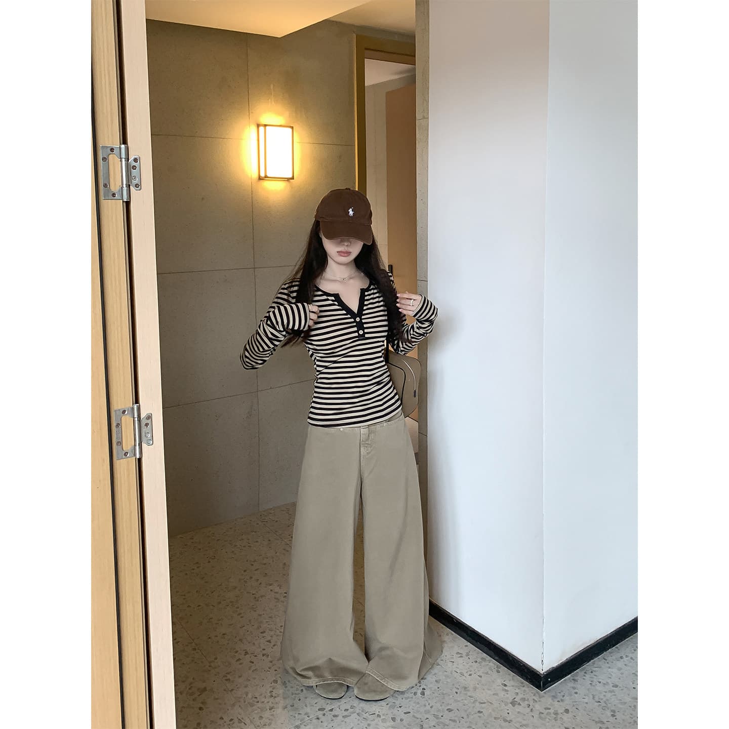 레트로 블랙 커피 스트라이프 배색 작은 V넥 긴팔 티셔츠 여성 가을 새로운 디자인 센스 캐주얼 긍정적 인 어깨 의류 이미지 4