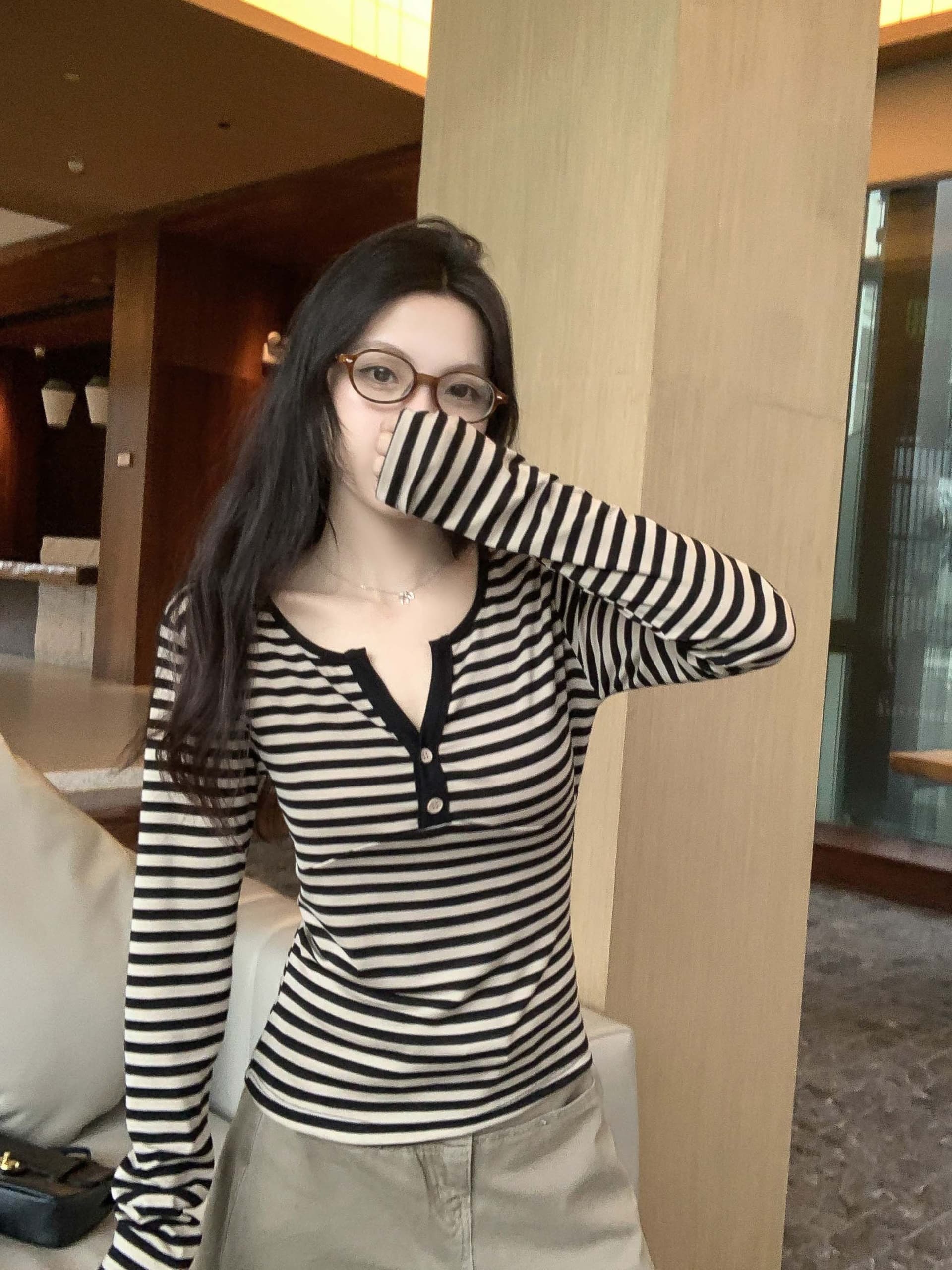 레트로 블랙 커피 스트라이프 배색 작은 V넥 긴팔 티셔츠 여성 가을 새로운 디자인 센스 캐주얼 긍정적 인 어깨 의류 상세 이미지 4