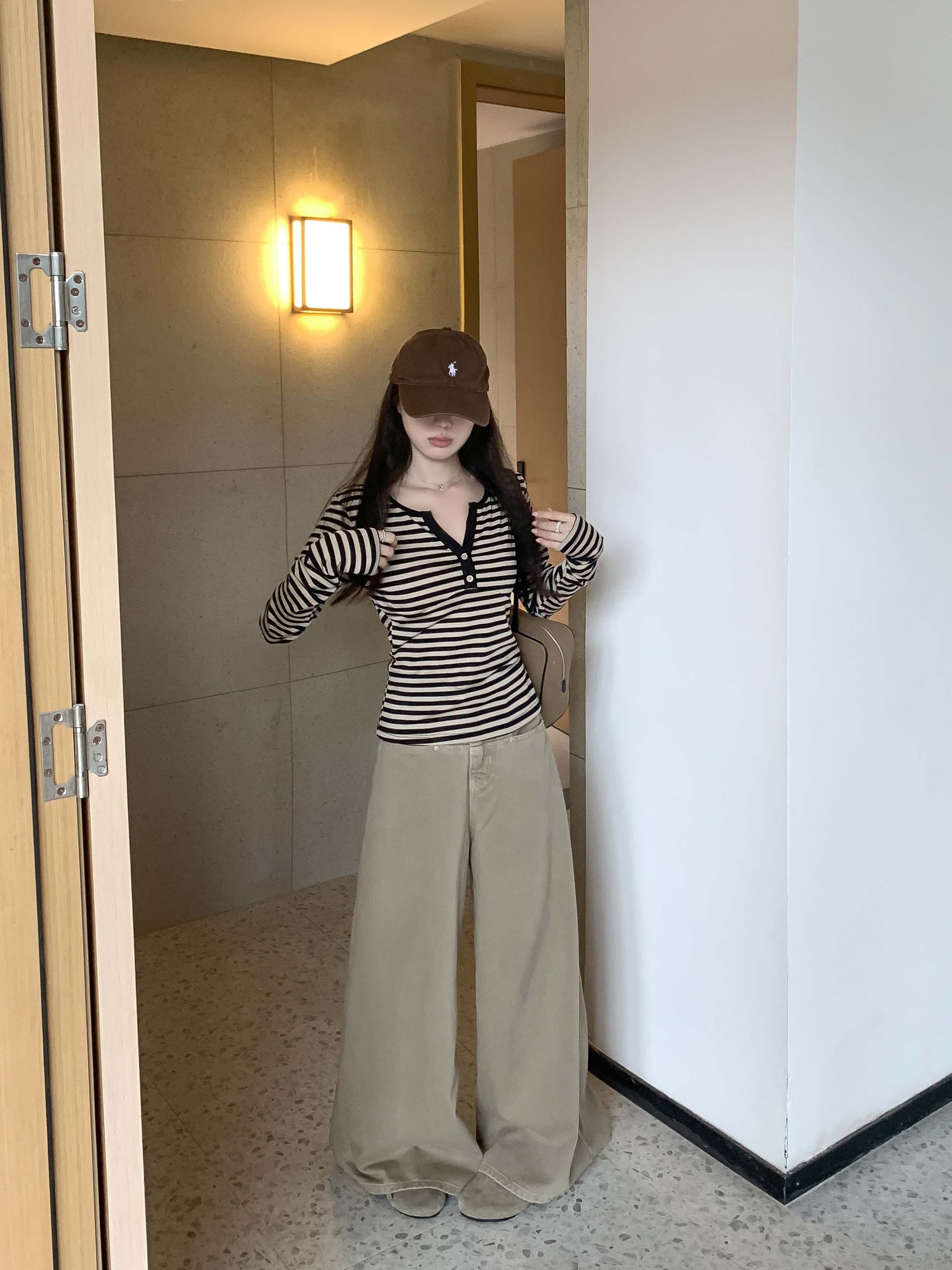 레트로 블랙 커피 스트라이프 배색 작은 V넥 긴팔 티셔츠 여성 가을 새로운 디자인 센스 캐주얼 긍정적 인 어깨 의류 상세 이미지 7