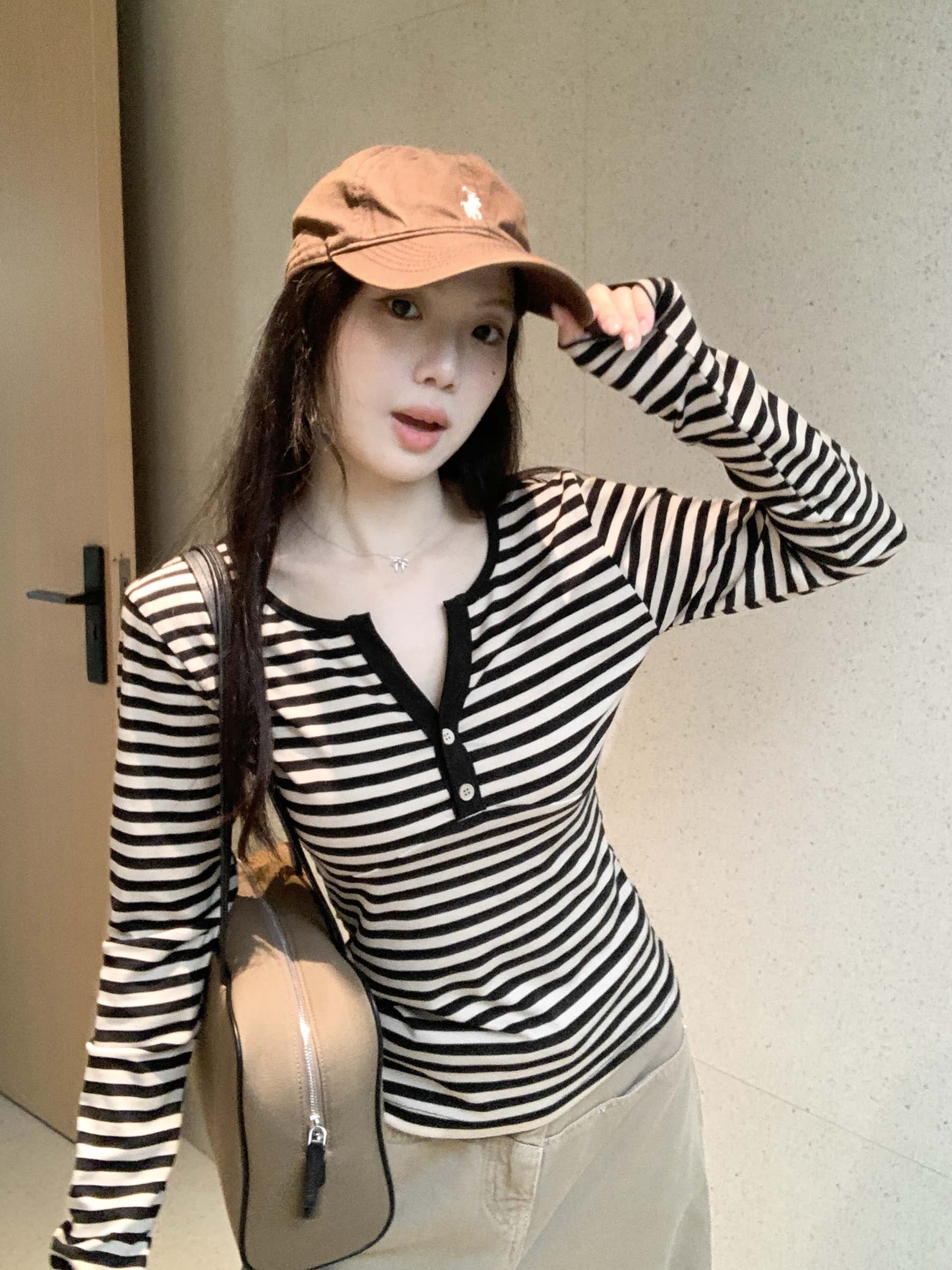 레트로 블랙 커피 스트라이프 배색 작은 V넥 긴팔 티셔츠 여성 가을 새로운 디자인 센스 캐주얼 긍정적 인 어깨 의류 상세 이미지 9