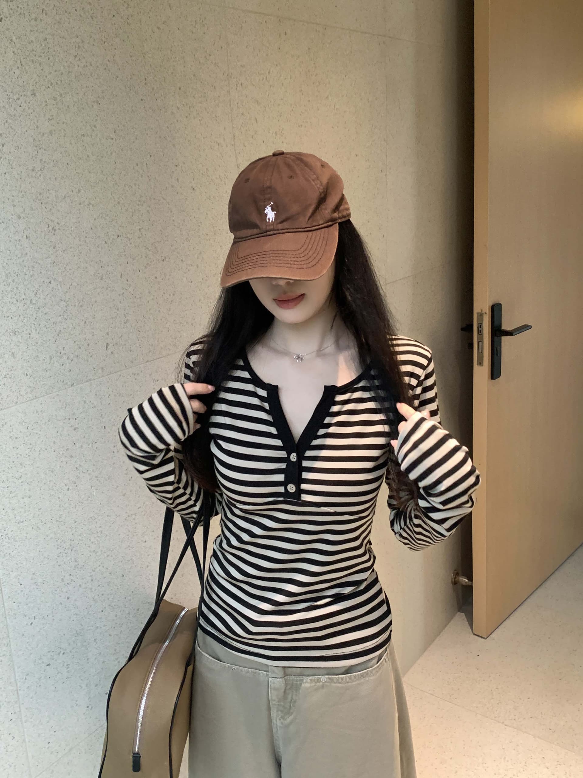 레트로 블랙 커피 스트라이프 배색 작은 V넥 긴팔 티셔츠 여성 가을 새로운 디자인 센스 캐주얼 긍정적 인 어깨 의류 상세 이미지 17