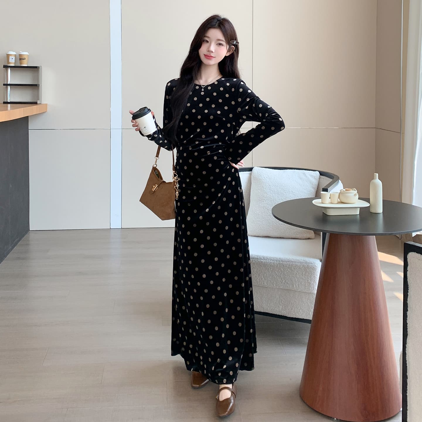 실사 임산부 가을 겨울 레트로 검정색 벨벳 도트 무늬 스트랩 롱 코트 드레스 이미지 5