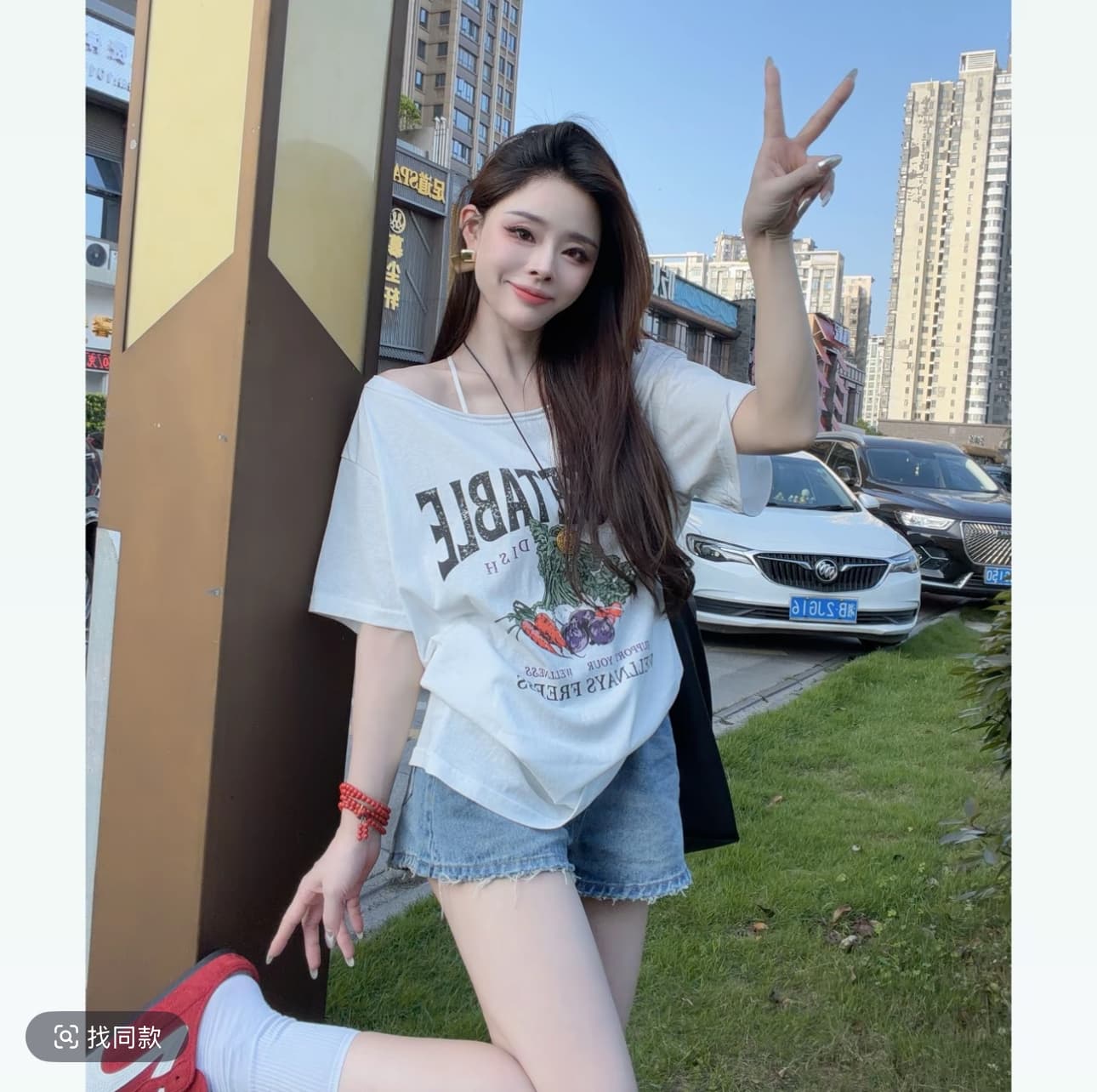 샤오 크릭 의류 새로운 여름 디자인 센스 비스듬한 어깨 알파벳 프린트 루즈핏 반팔 티셔츠 여성 이미지 3