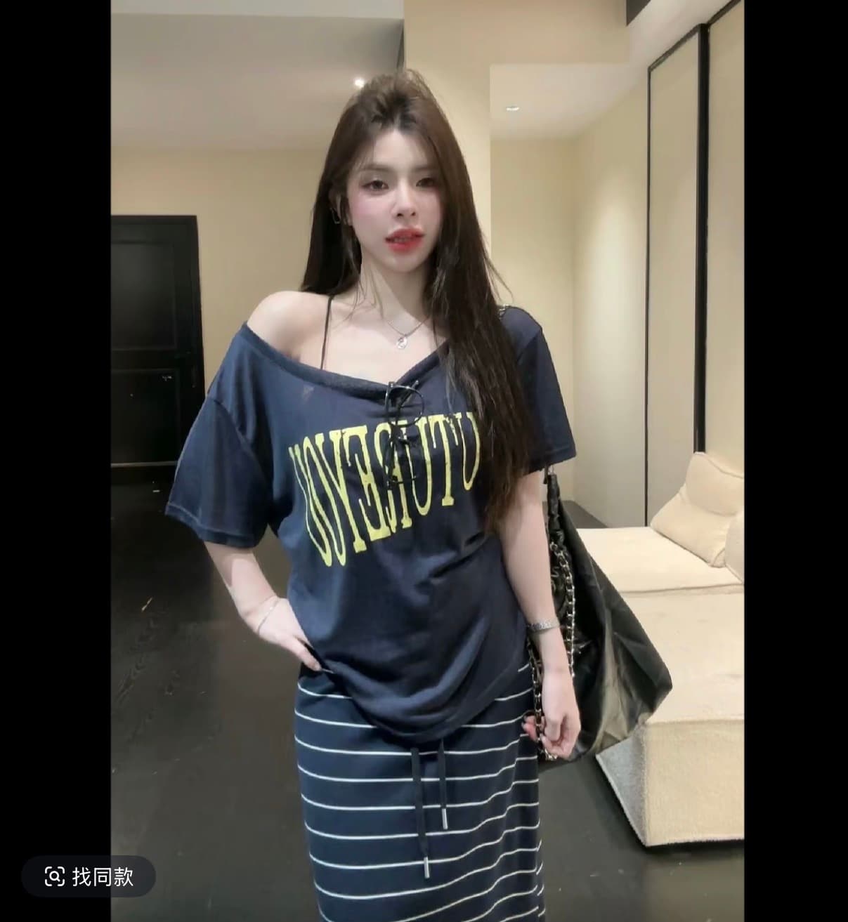 huihui 여름 새로운 핫걸 바람 비스듬한 어깨 알파벳 프린트 반팔 티셔츠 가져 가라. 스트라이프 치마 세트 이미지 3