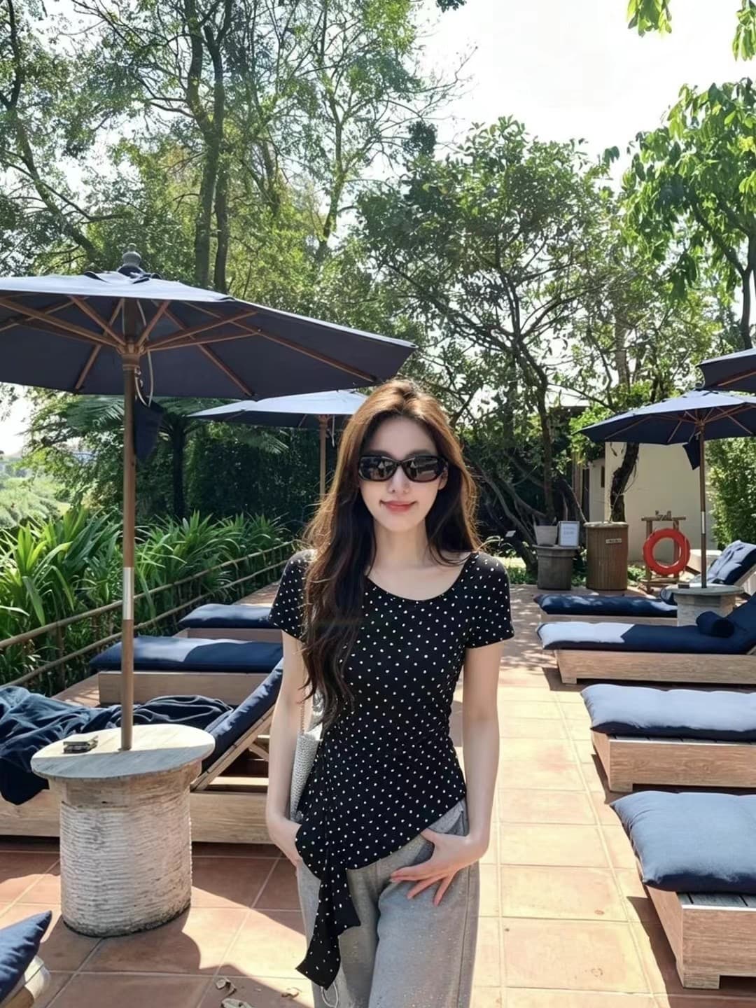 열세 개 2026 한국 스타일 패션 비스듬한 칼라 도트 무늬 몸매 가꾸기 슬림해 보이는 프릴 디자인 센스 반팔 티셔츠 여성 셔츠 상세 이미지 6