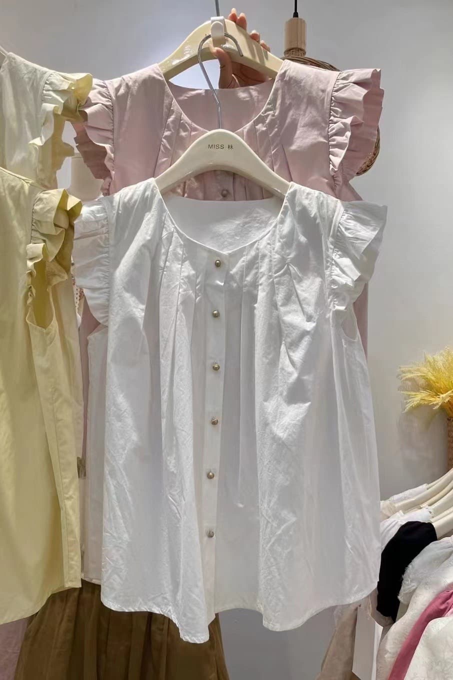 2026 여름 새로운 달콤함 주름 라운드 넥 여성 셔츠 디자인 센스 작은 날다 소매 품격 열기 버클 업 의류 이미지 6