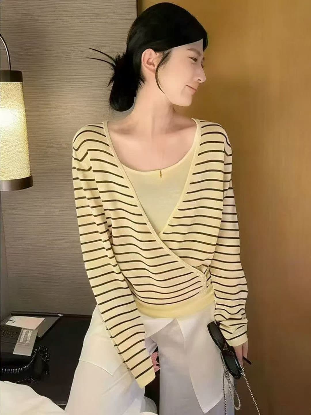 스트라이프 페이크 레이어드 십자가 이른 가을 배색 스트라이프 V넥 슬림해 보이는 긴팔 둘 착용 분위기 센스 스트라이프 니트 스웨터 상세 이미지 2