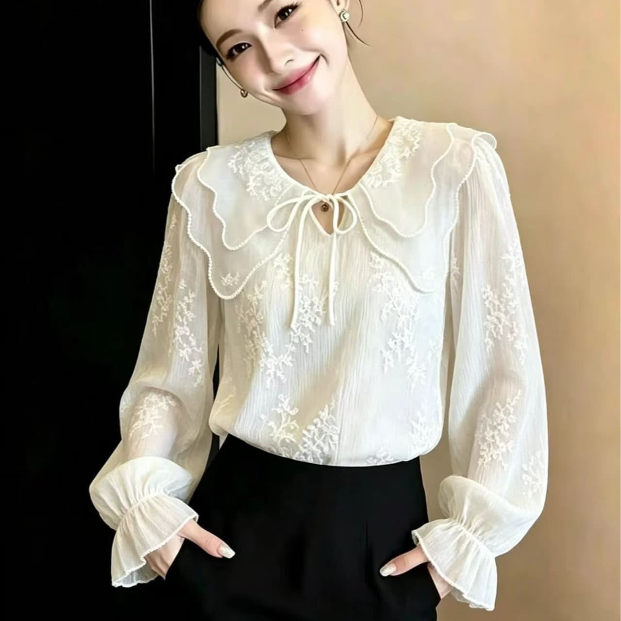 프랑스식 부드러운 바람 베이비 칼라 긴팔 자수 여성 셔츠 2026 년 가을 새로운 레이스업 슬림해 보이는 맨위 이미지 3