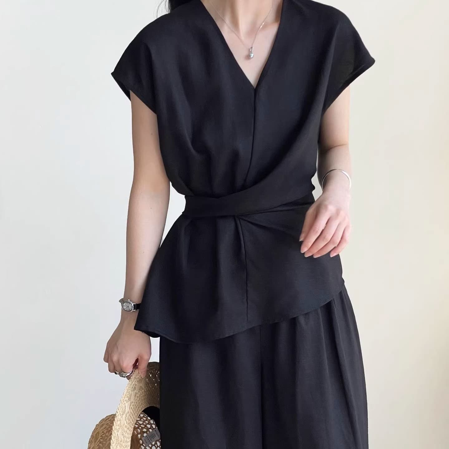 검정색 세트 여성 2026 여름 새로운 V넥 스트랩 허리 수축 조끼 작은 셔츠 슬림해 보이는 와이드 레그 팬츠 투피스 세트 이미지 4