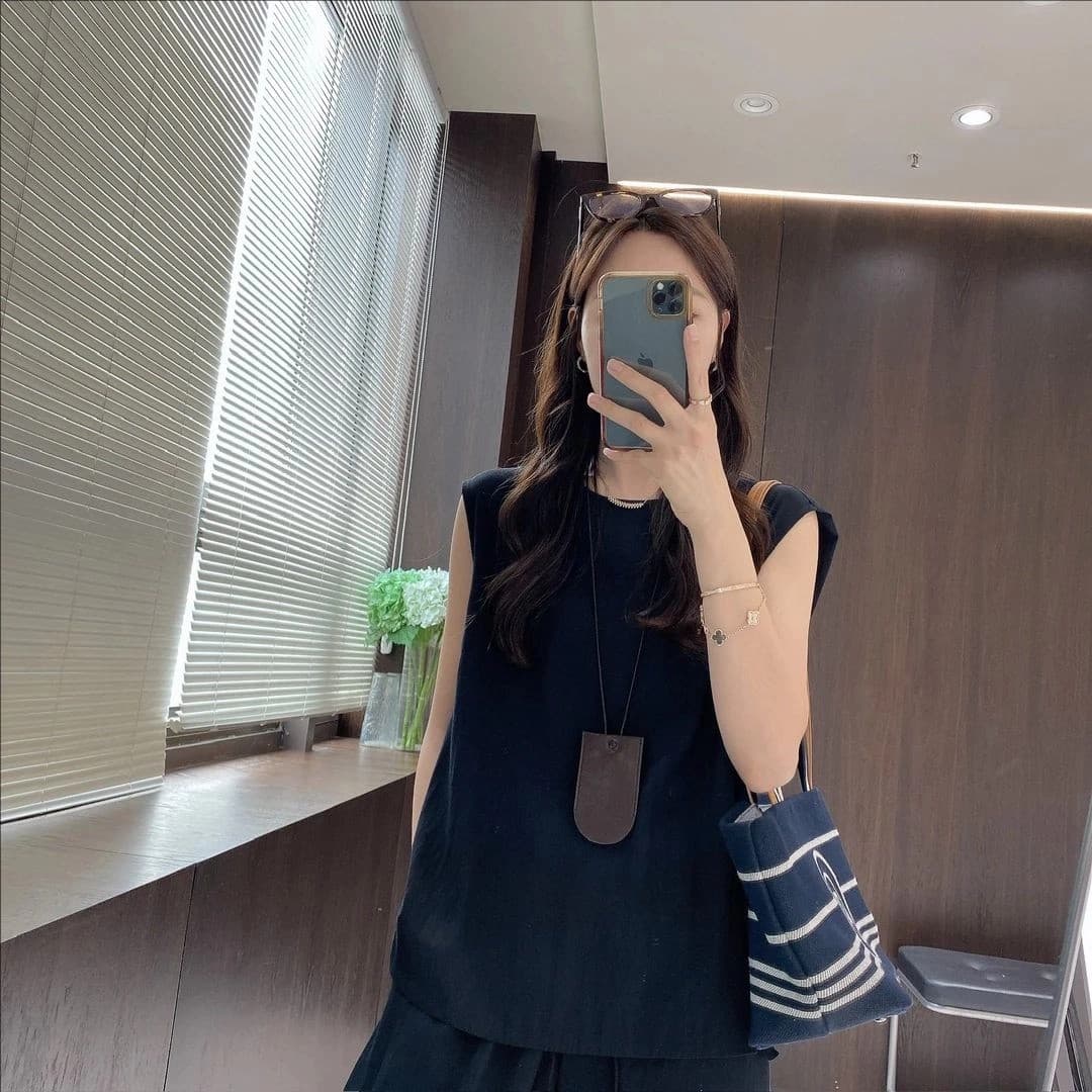 새로운 여름 여성 얇은 스타일 투피스 세트 캐주얼 편안함 뒤로 버클 통기성 패션 민소매 조끼 라운드 넥 세트 이미지 4