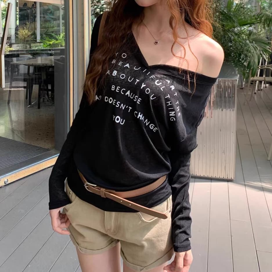 주문 재고 있음 아메리칸 레트로 알파벳 프린트 얇은 스타일 자외선 차단 맨위 V넥 슬림해 보이는 다용도 긴팔 티셔츠 여성 아모이 이미지 2