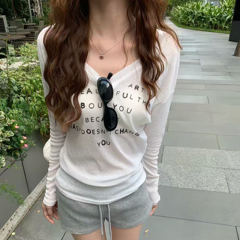 주문 재고 있음 아메리칸 레트로 알파벳 프린트 얇은 스타일 자외선 차단 맨위 V넥 슬림해 보이는 다용도 긴팔 티셔츠 여성 아모이 상세 이미지 7