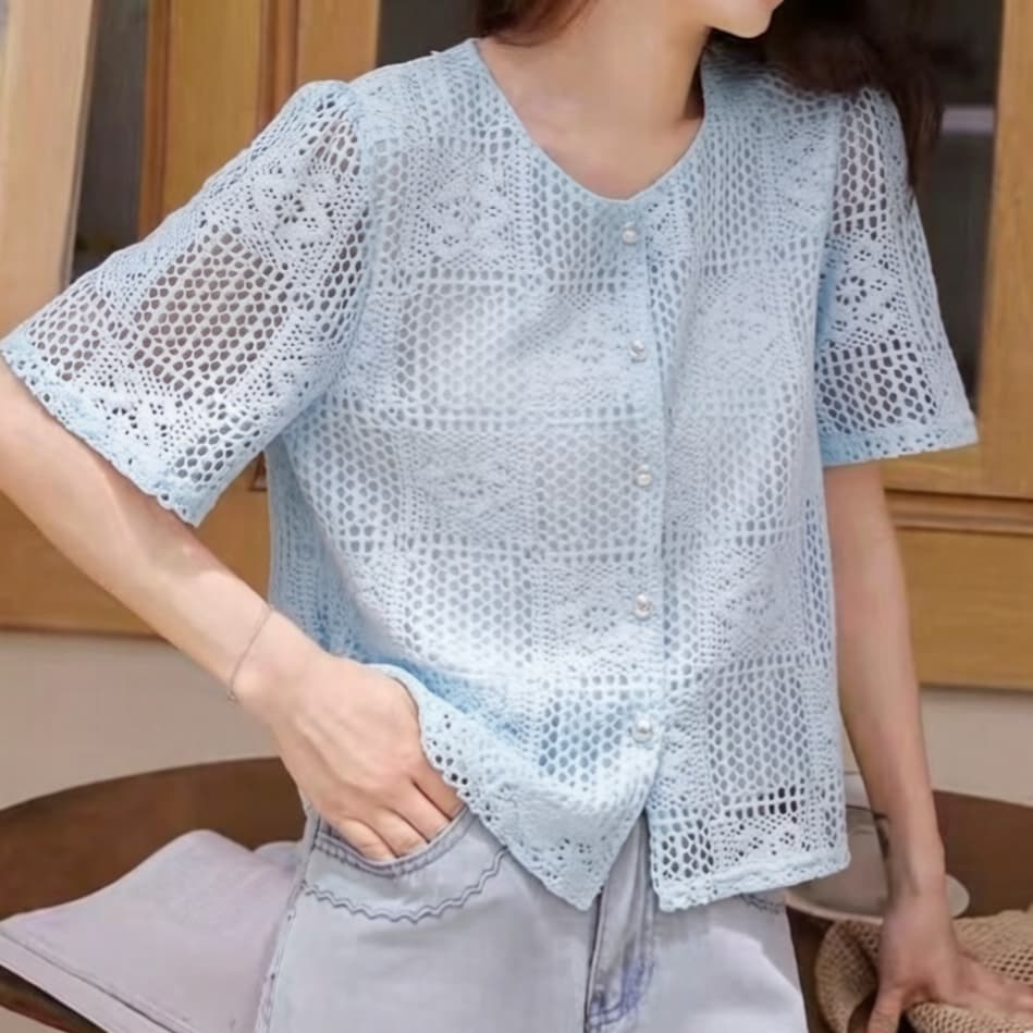 재고 있음 여름 새로운 절묘한 센스 자수 셔츠 여성 캐주얼 라운드 넥 반팔 셔츠 진주 버클 쇼트 스타일 맨위 이미지 3