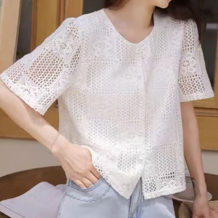 재고 있음 여름 새로운 절묘한 센스 자수 셔츠 여성 캐주얼 라운드 넥 반팔 셔츠 진주 버클 쇼트 스타일 맨위 상세 이미지 3