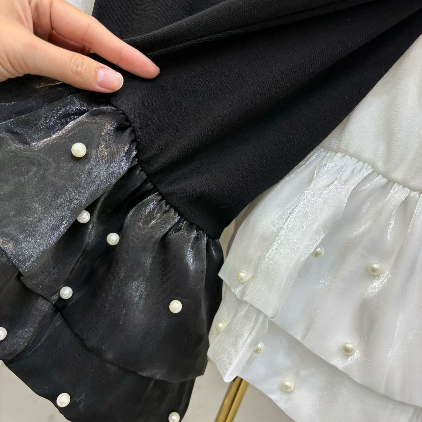 재고 있음 한국 동대문 구매 봄 여름 새로운 여성 의류 라운드 넥 몸매 가꾸기 달콤함 비즈 박기 패치워크 프릴 티셔츠 상세 이미지 3