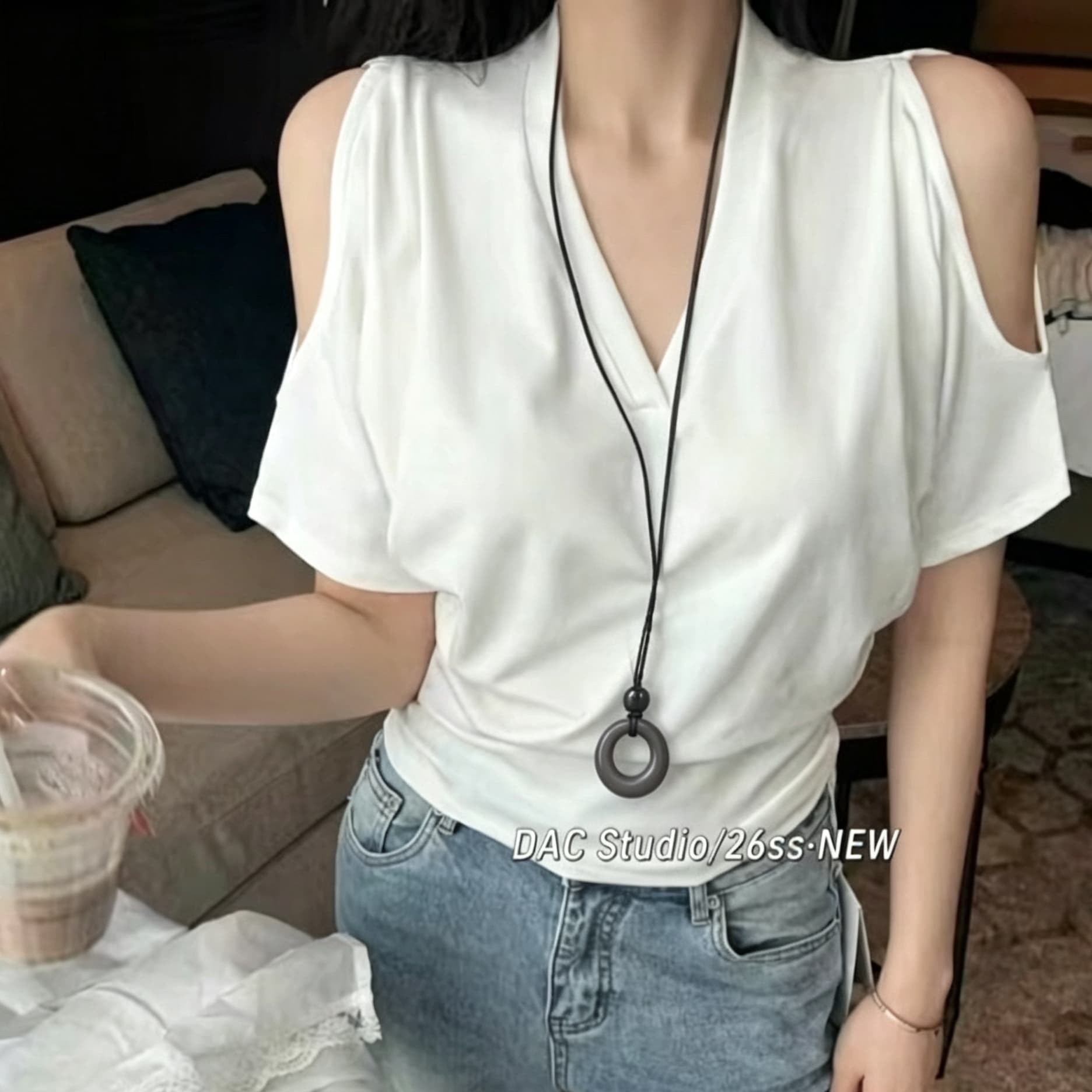 재고 있음 열세 개 한국 스타일 패션 V넥 단색 캐주얼 슬림해 보이는 홀로우 아웃 다용도 반팔 티셔츠 여성 셔츠 벨트 장식품